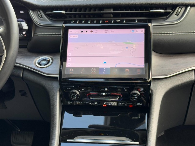 Jeep Grand Cherokee L Vehicle Full-screen Gallery Image 15