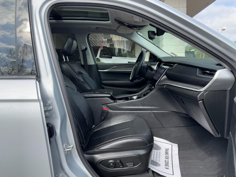 Jeep Grand Cherokee L Vehicle Full-screen Gallery Image 17