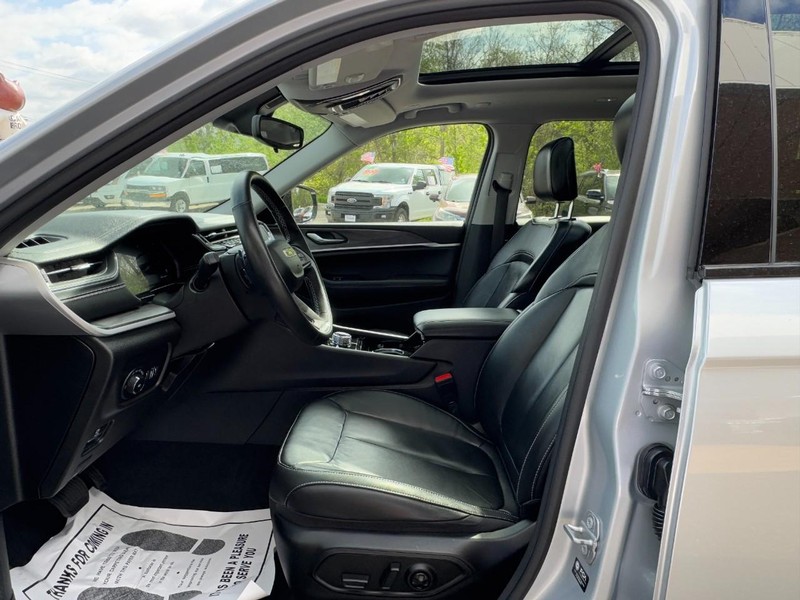 Jeep Grand Cherokee L Vehicle Full-screen Gallery Image 18
