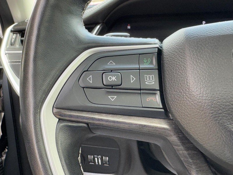 Jeep Grand Cherokee L Vehicle Full-screen Gallery Image 19