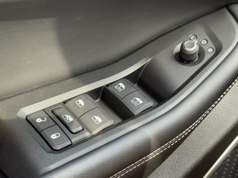Jeep Grand Cherokee L Vehicle Full-screen Gallery Image 25