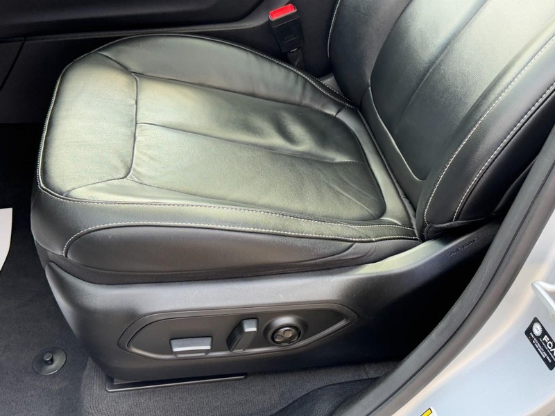 Jeep Grand Cherokee L Vehicle Full-screen Gallery Image 26