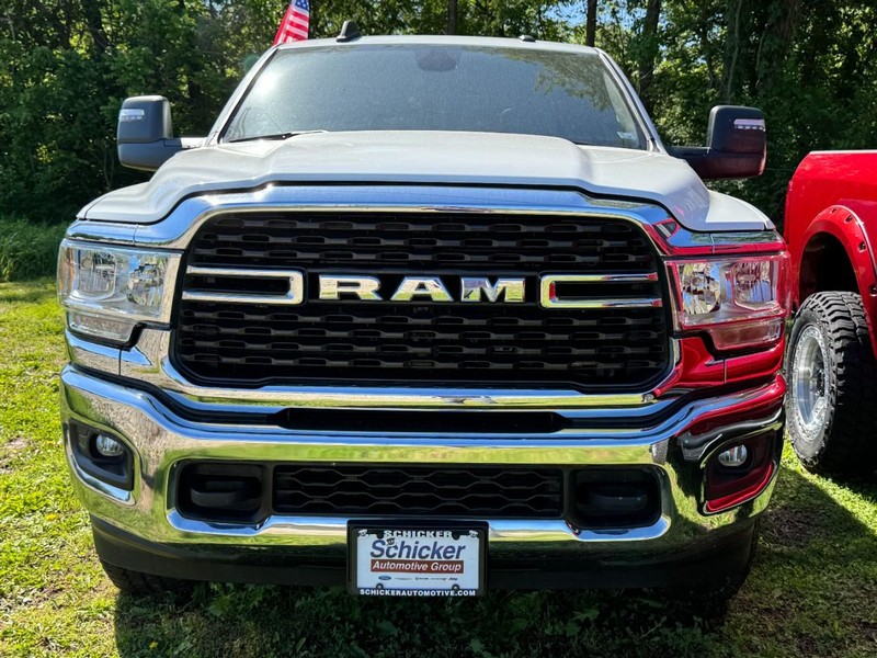 Ram 3500 Vehicle Full-screen Gallery Image 09