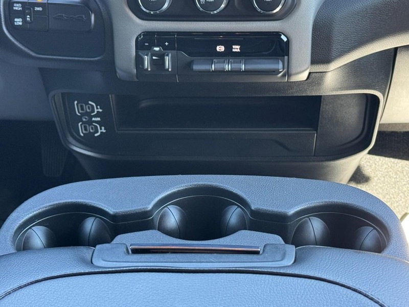 Ram 3500 Vehicle Full-screen Gallery Image 14