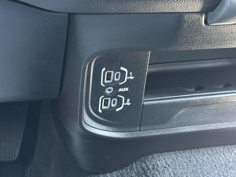 Ram 3500 Vehicle Full-screen Gallery Image 19