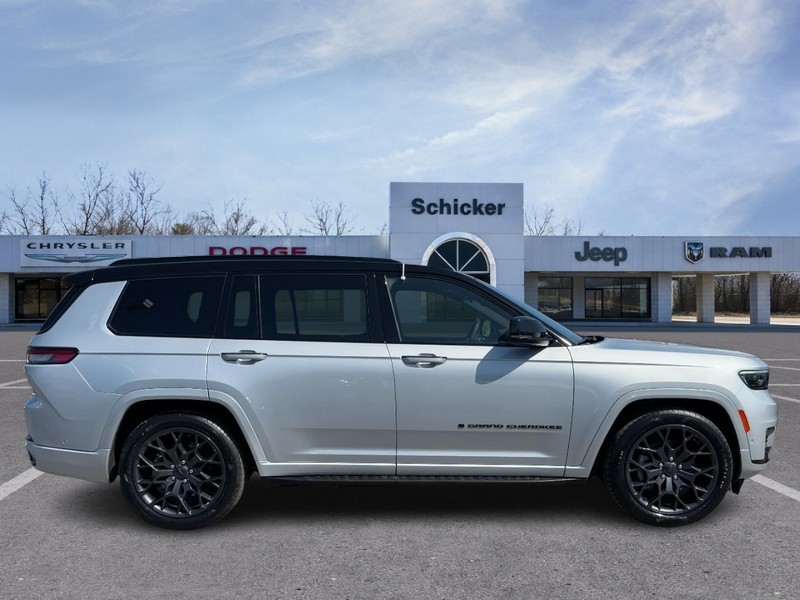 Jeep Grand Cherokee L Vehicle Full-screen Gallery Image 02