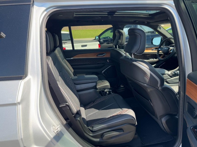 Jeep Grand Cherokee L Vehicle Full-screen Gallery Image 10
