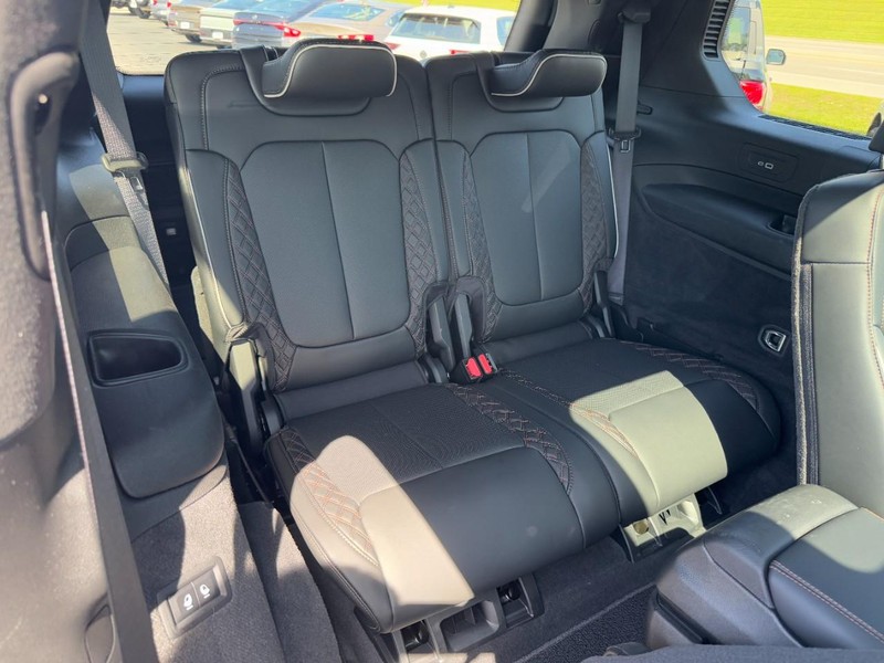 Jeep Grand Cherokee L Vehicle Full-screen Gallery Image 12