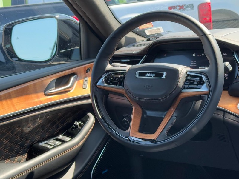 Jeep Grand Cherokee L Vehicle Full-screen Gallery Image 14