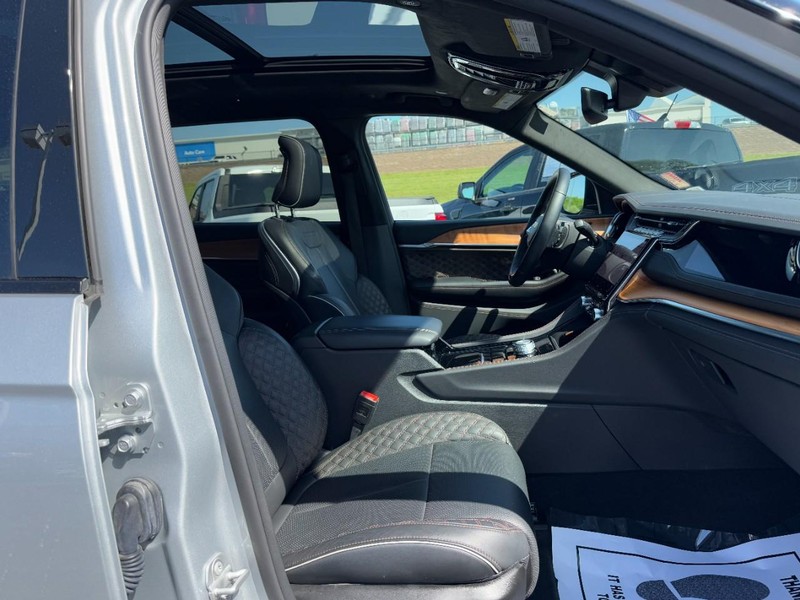Jeep Grand Cherokee L Vehicle Full-screen Gallery Image 17