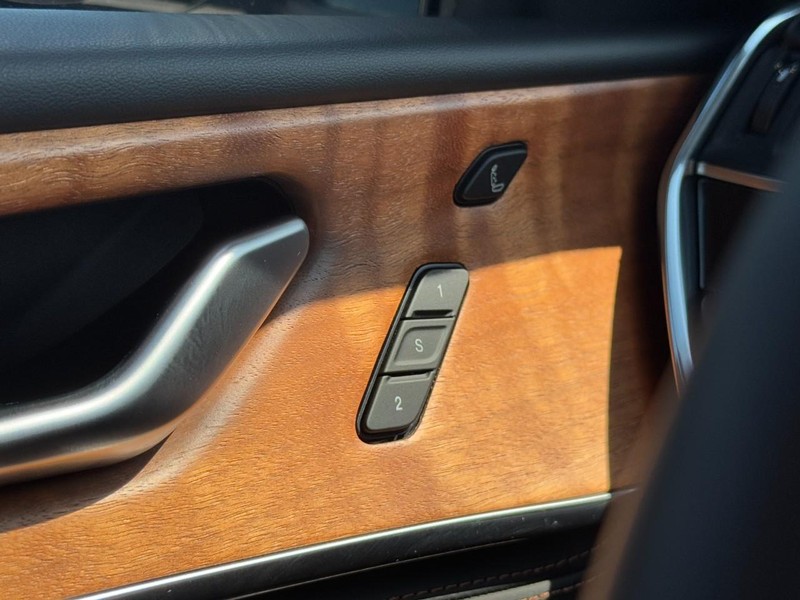 Jeep Grand Cherokee L Vehicle Full-screen Gallery Image 18