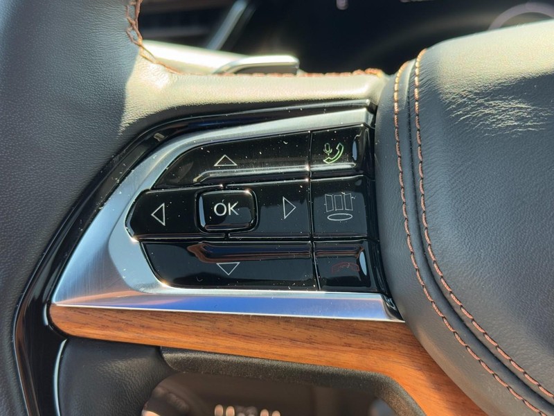 Jeep Grand Cherokee L Vehicle Full-screen Gallery Image 19