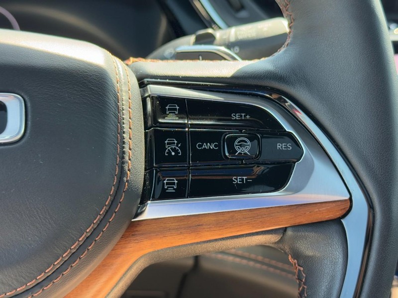 Jeep Grand Cherokee L Vehicle Full-screen Gallery Image 20