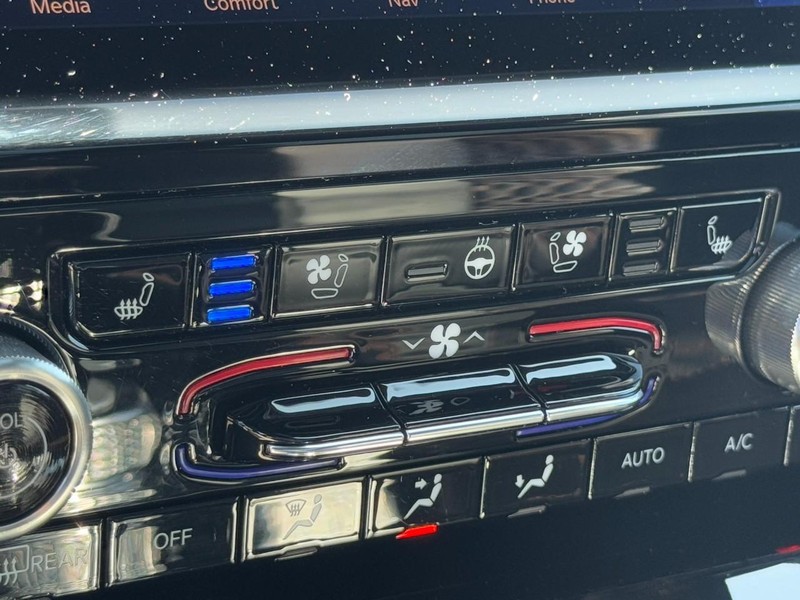 Jeep Grand Cherokee L Vehicle Full-screen Gallery Image 22
