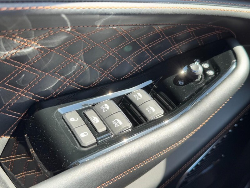 Jeep Grand Cherokee L Vehicle Full-screen Gallery Image 25