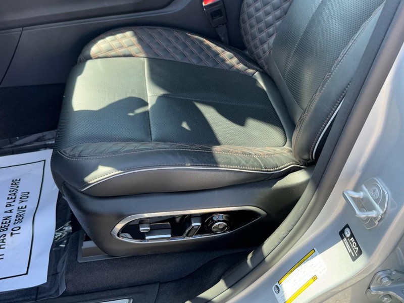 Jeep Grand Cherokee L Vehicle Full-screen Gallery Image 26