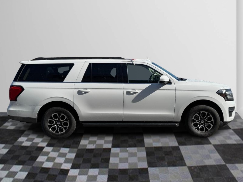 Ford Expedition Max Vehicle Full-screen Gallery Image 02