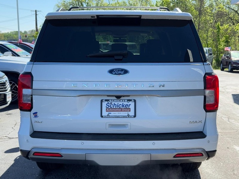 Ford Expedition Max Vehicle Full-screen Gallery Image 04