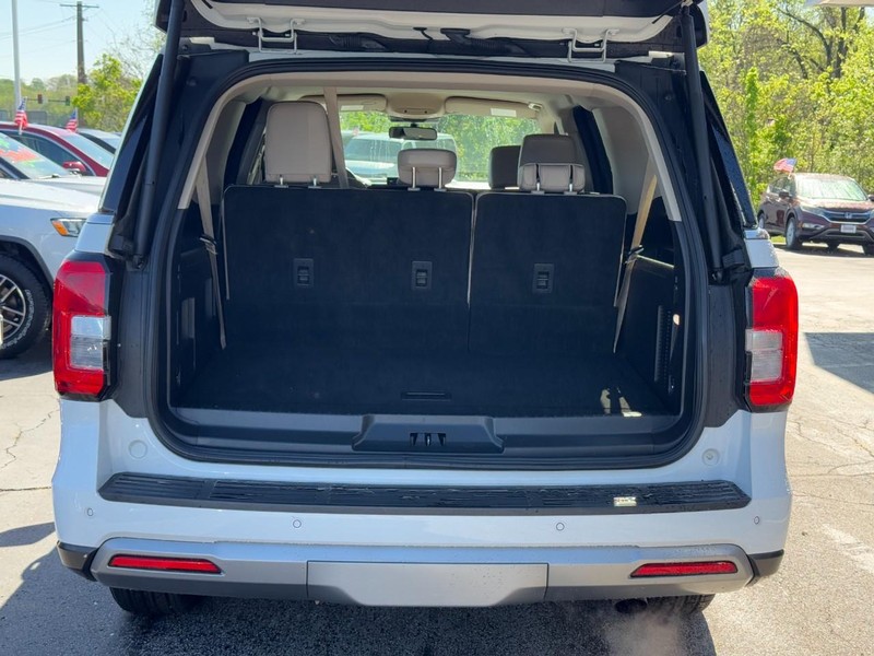Ford Expedition Max Vehicle Full-screen Gallery Image 05