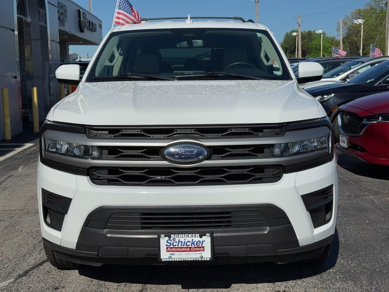 Ford Expedition Max Vehicle Full-screen Gallery Image 09