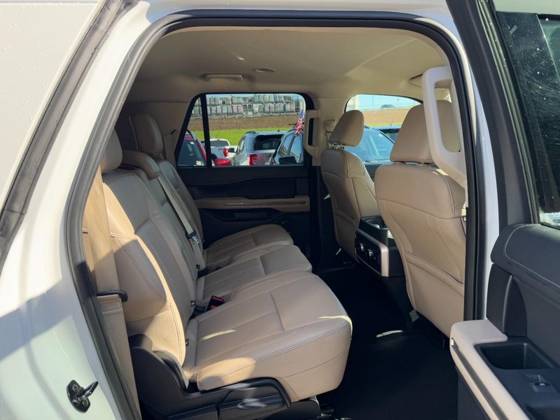 Ford Expedition Max Vehicle Full-screen Gallery Image 10