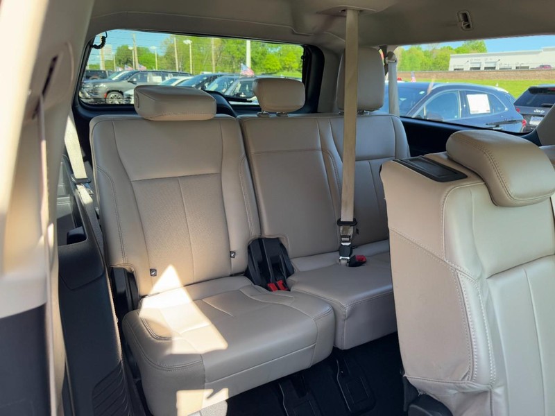 Ford Expedition Max Vehicle Full-screen Gallery Image 11