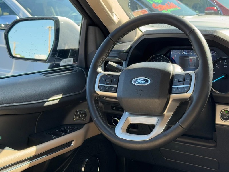 Ford Expedition Max Vehicle Full-screen Gallery Image 13