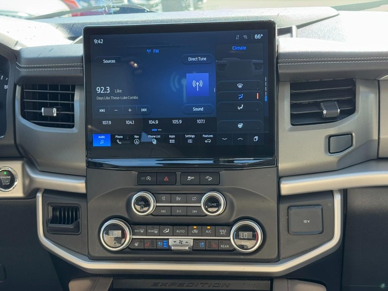Ford Expedition Max Vehicle Full-screen Gallery Image 14