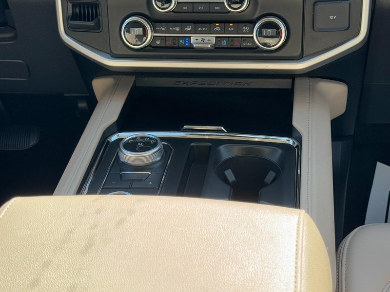 Ford Expedition Max Vehicle Full-screen Gallery Image 15