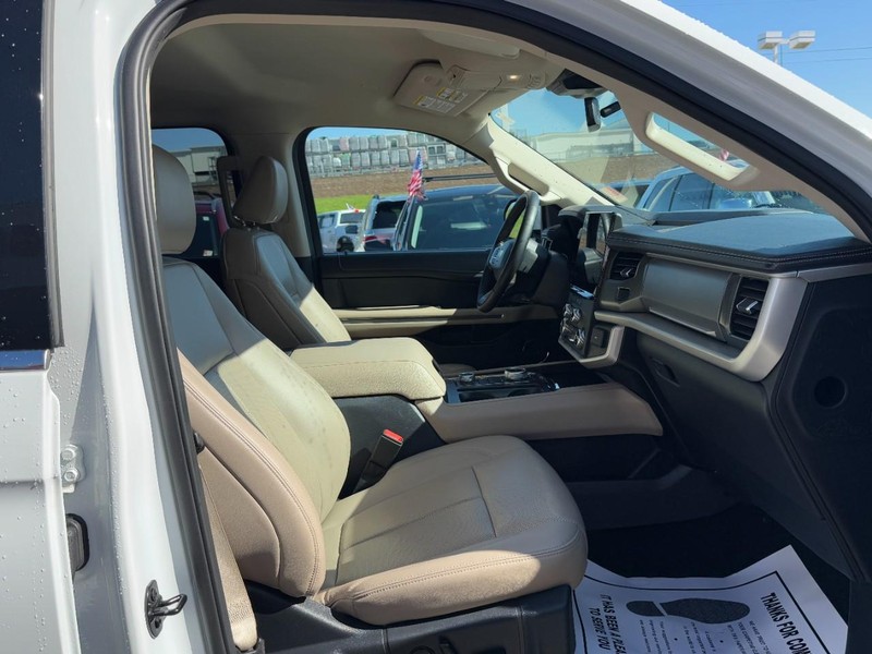 Ford Expedition Max Vehicle Full-screen Gallery Image 16