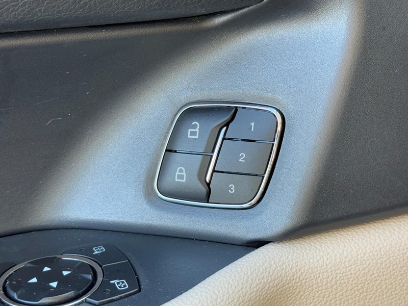Ford Expedition Max Vehicle Full-screen Gallery Image 17