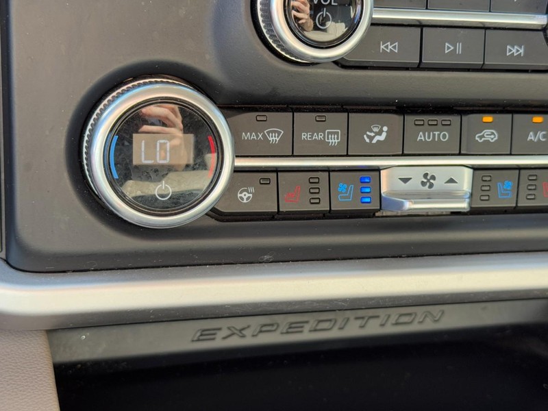 Ford Expedition Max Vehicle Full-screen Gallery Image 21