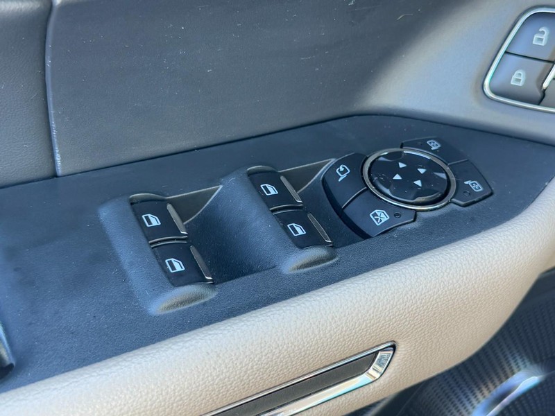 Ford Expedition Max Vehicle Full-screen Gallery Image 24