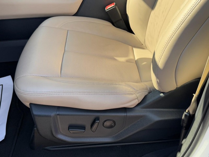 Ford Expedition Max Vehicle Full-screen Gallery Image 25