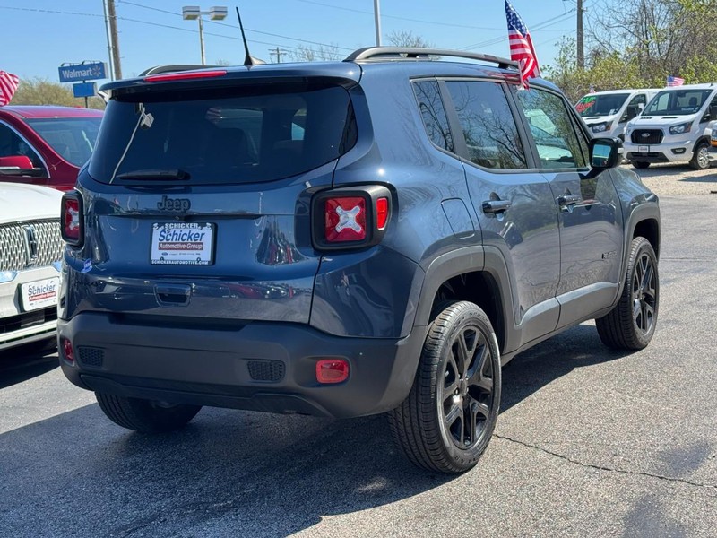 Jeep Renegade Vehicle Full-screen Gallery Image 03