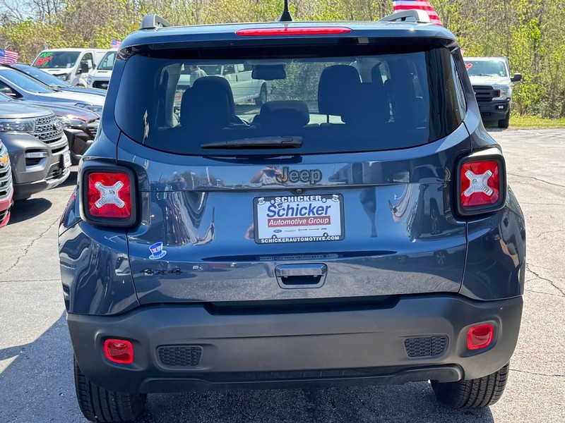 Jeep Renegade Vehicle Full-screen Gallery Image 04