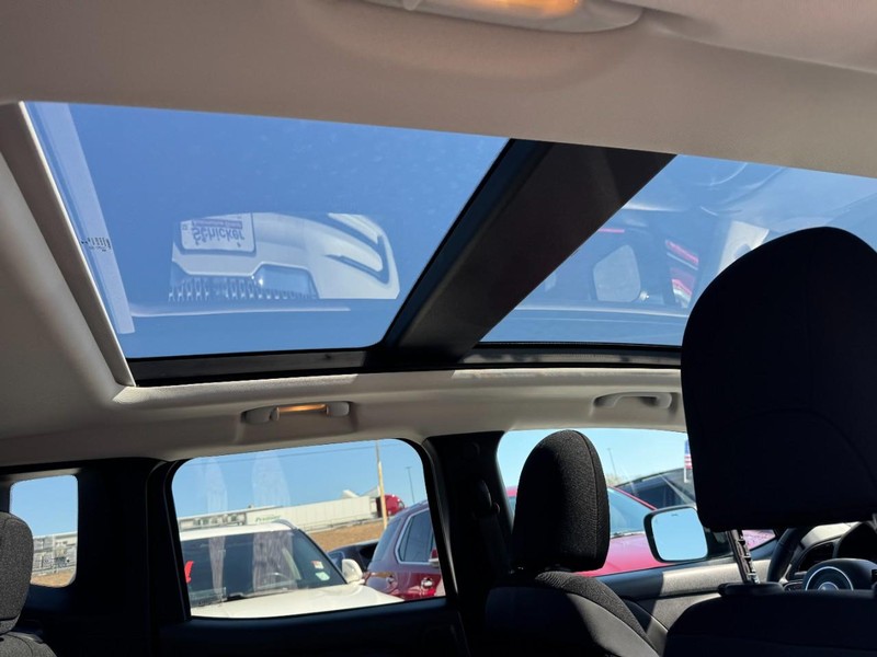 Jeep Renegade Vehicle Full-screen Gallery Image 11