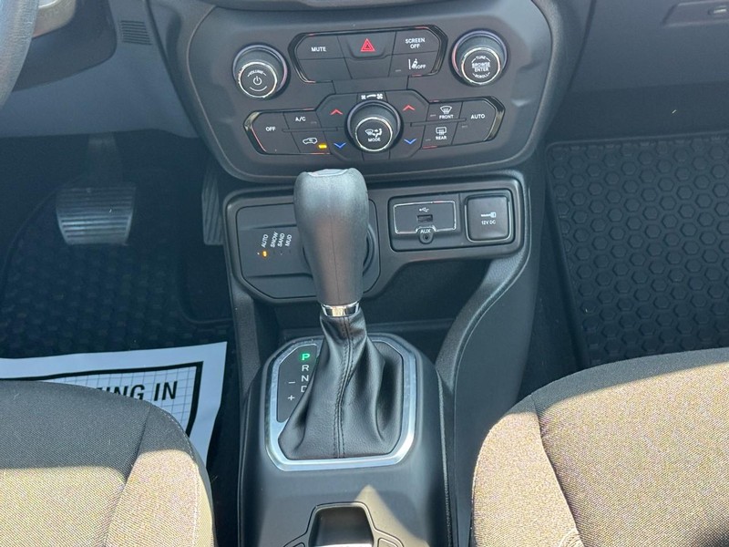 Jeep Renegade Vehicle Full-screen Gallery Image 15