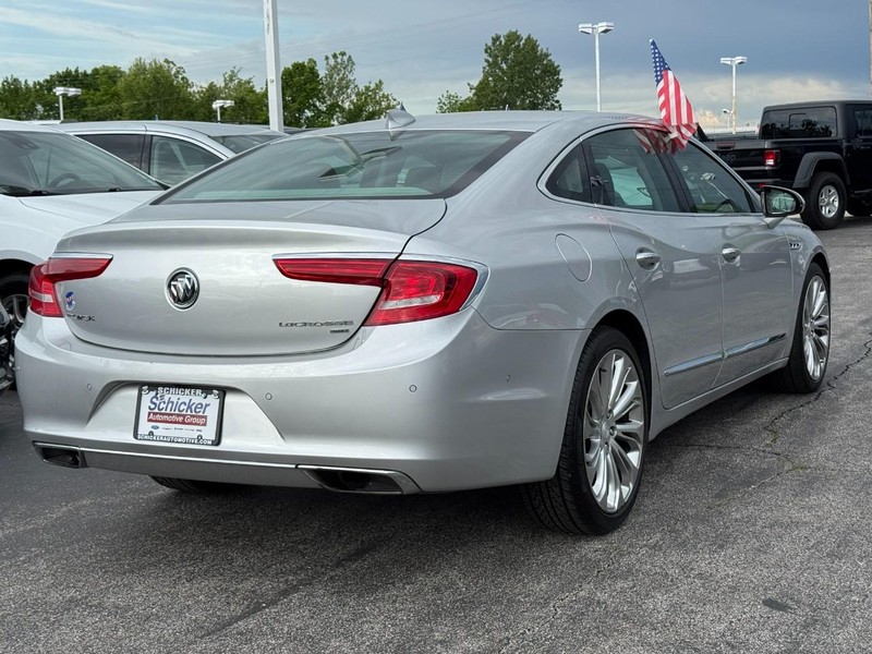 Buick LaCrosse Vehicle Full-screen Gallery Image 03