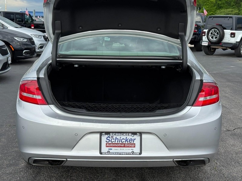 Buick LaCrosse Vehicle Full-screen Gallery Image 05