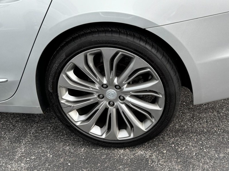 Buick LaCrosse Vehicle Full-screen Gallery Image 07