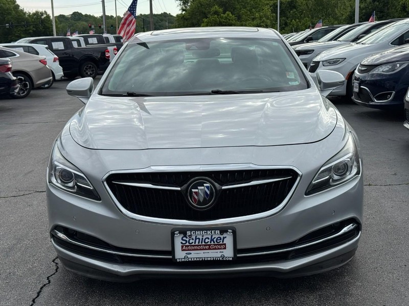 Buick LaCrosse Vehicle Full-screen Gallery Image 09