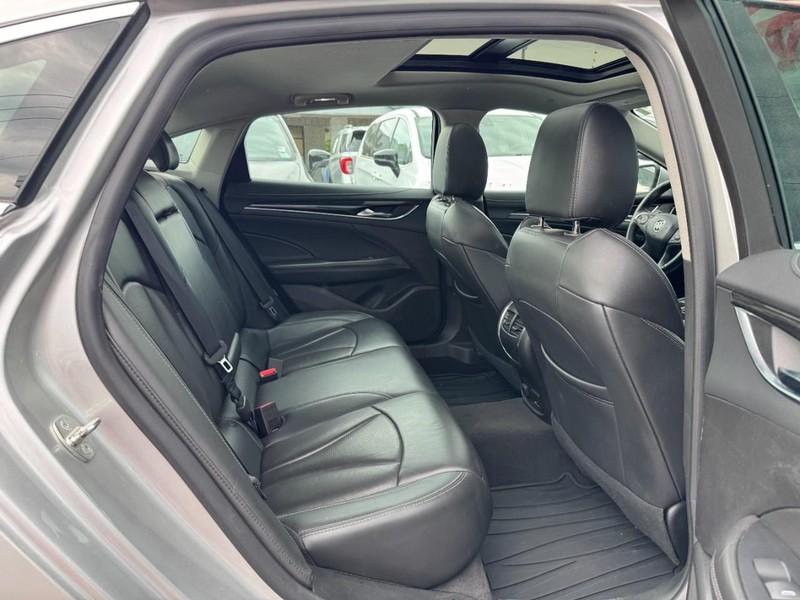Buick LaCrosse Vehicle Full-screen Gallery Image 10