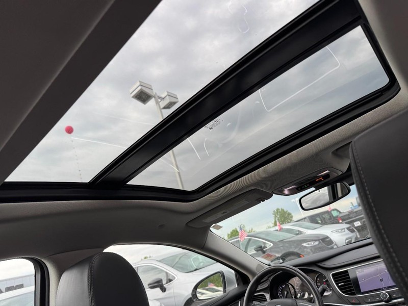 Buick LaCrosse Vehicle Full-screen Gallery Image 11