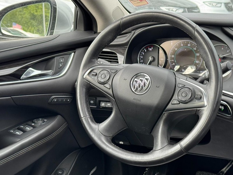 Buick LaCrosse Vehicle Full-screen Gallery Image 13
