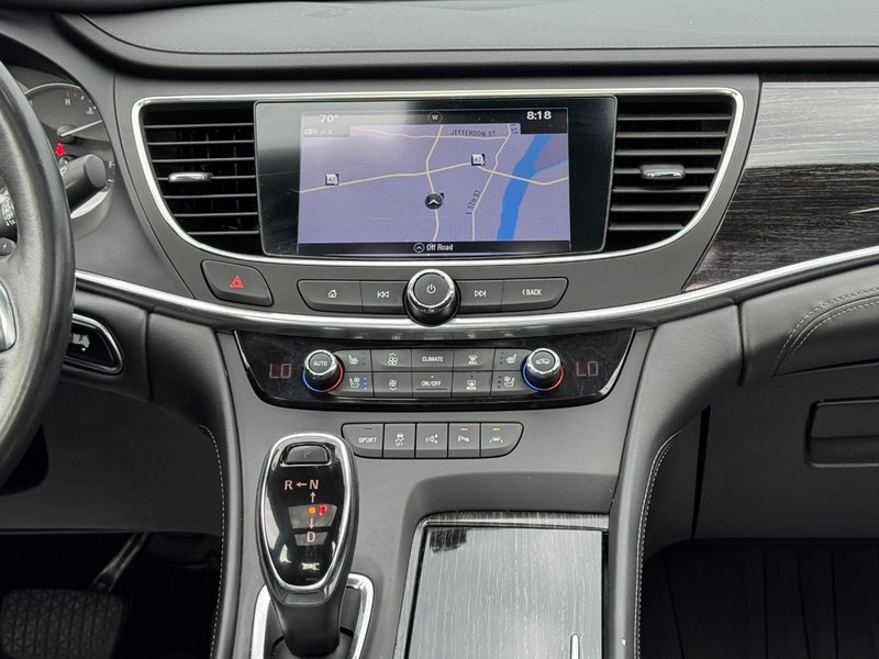 Buick LaCrosse Vehicle Full-screen Gallery Image 14
