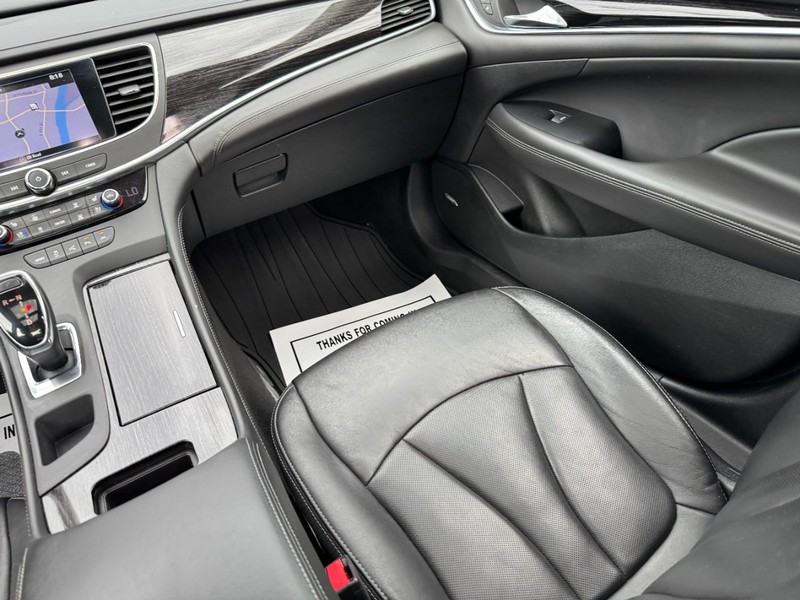 Buick LaCrosse Vehicle Full-screen Gallery Image 16