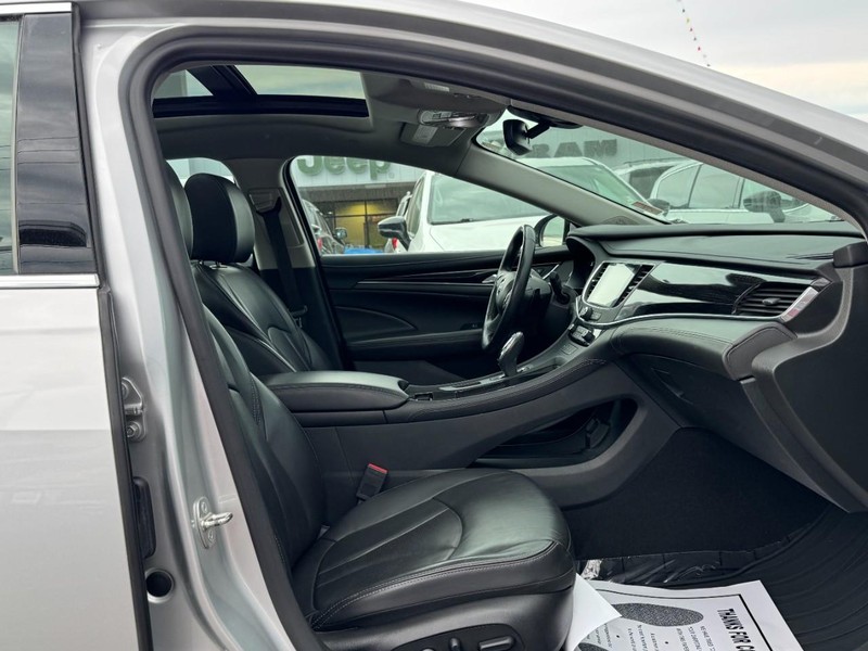 Buick LaCrosse Vehicle Full-screen Gallery Image 17