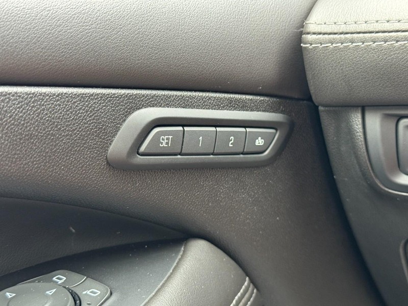 Buick LaCrosse Vehicle Full-screen Gallery Image 19