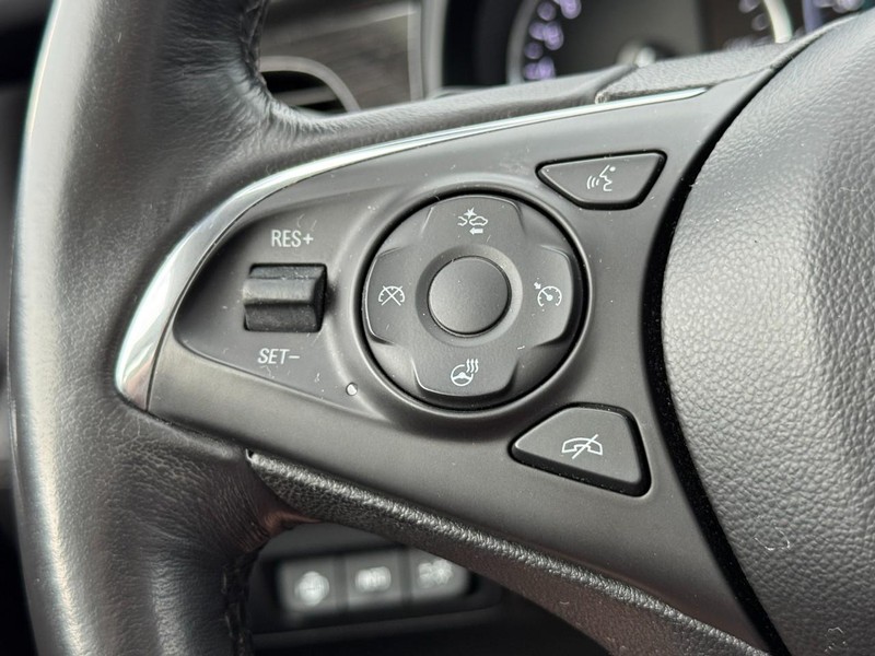 Buick LaCrosse Vehicle Full-screen Gallery Image 20